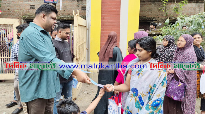 রাজবাড়ীতে শিশুদের “হাম” থেকে রক্ষা করতে সচেতনতামূলক লিফলেট বিতরণ